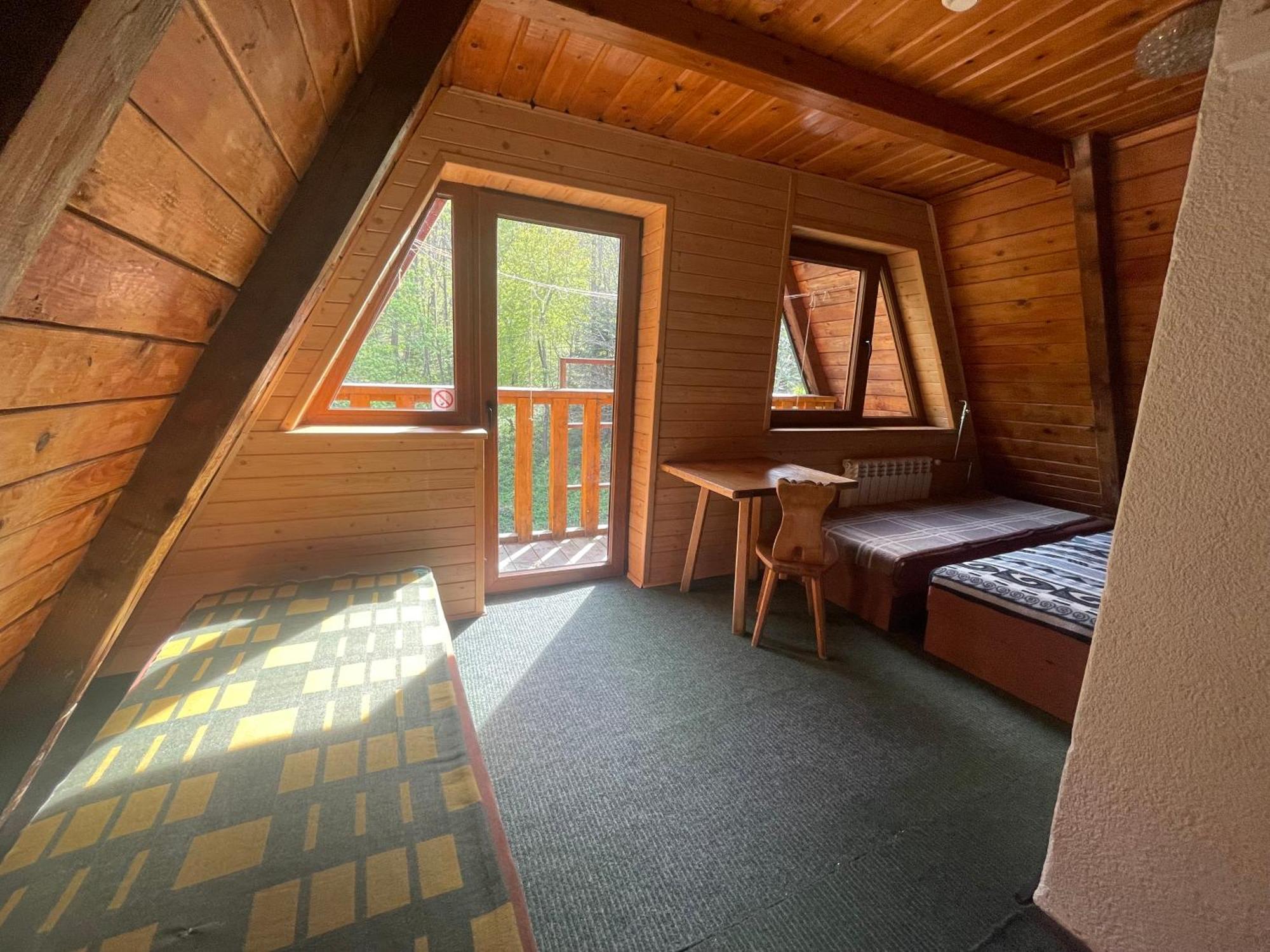 Bacowka Pttk Pod Honem - Schronisko Gorskie Hostel Cisna Exterior photo