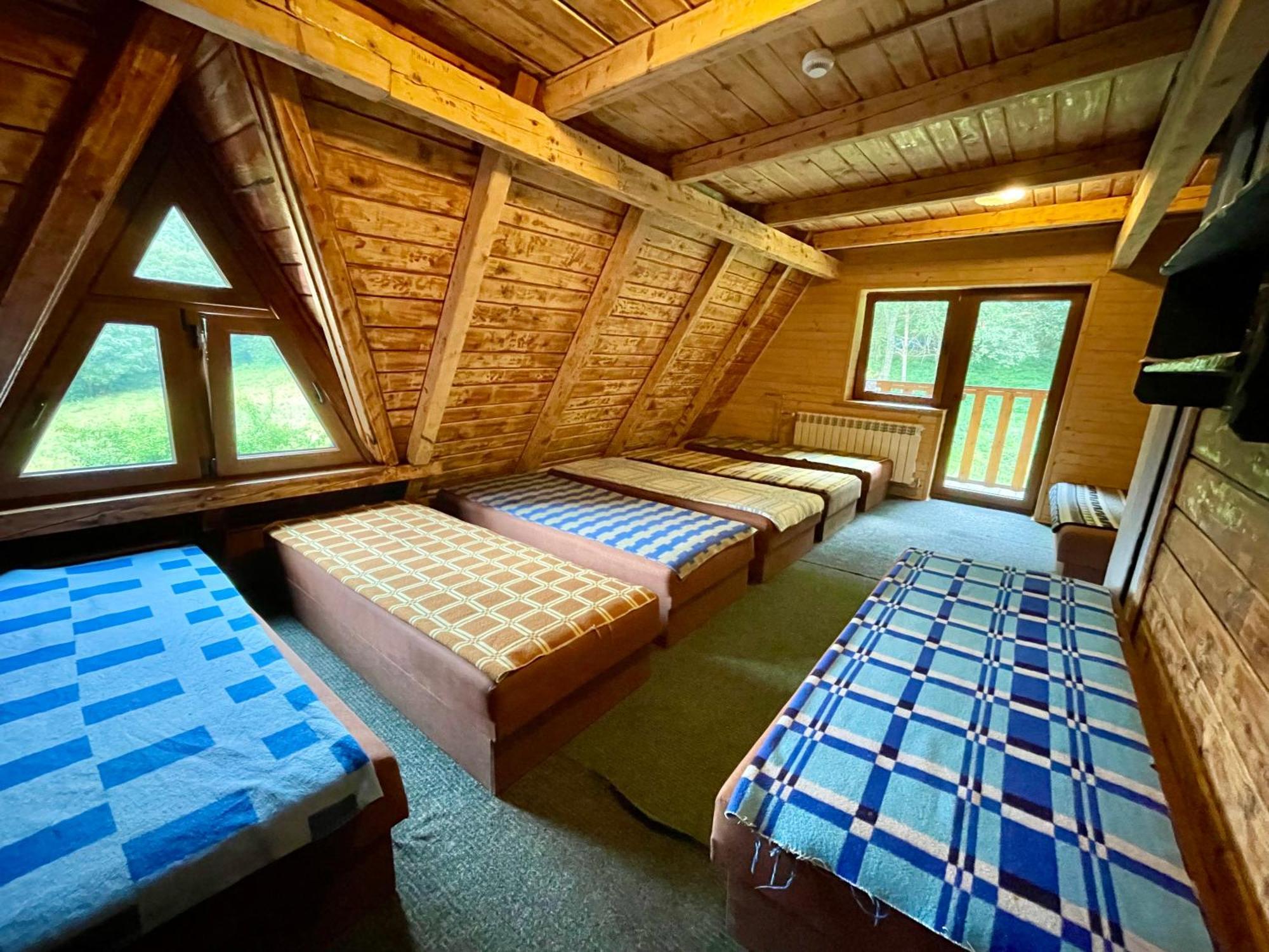 Bacowka Pttk Pod Honem - Schronisko Gorskie Hostel Cisna Exterior photo